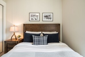 2nd bedroom: Queen bed