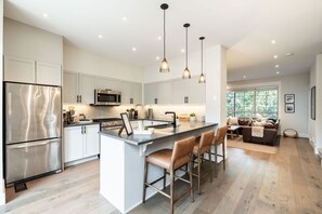 Full kitchen: Breakfast bar