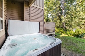 Private deck: Hot tub