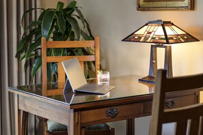 Work desk