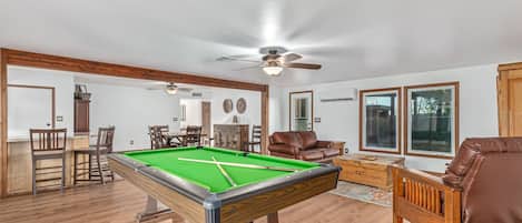 Entertainment room with pool table