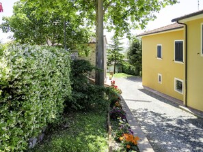 Propiedad, Verde, Casa, Amarillo, Bienes Raíces, Vegetación, Barrio Residencial, Casa, Árbol, Edificio