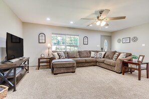 Living Room | Free WiFi | Smart TV | Central A/C