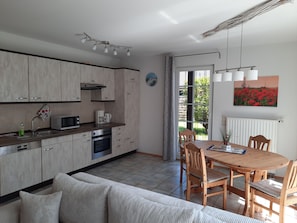 Wohnzimmer mit offener Küche