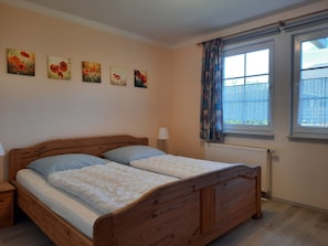 Schlafzimmer mit Doppelbett