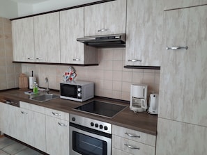 Wohnzimmer mit offener Küche