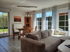 Wohnzimmer mit offener Küche