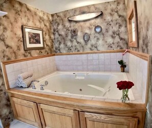 Relaxing jetted tub for two