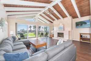 Open floor plan. 2nd floor living/dining area.
                