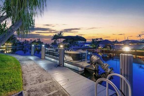 Rent this boat and discover Florida from the water