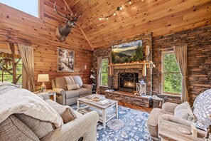 Majestic Elk Hideaway's cozy living area