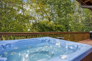 Majestic Elk Hideaway's bubbling hot tub