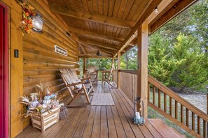 Majestic Elk Hideaway's relaxing deck