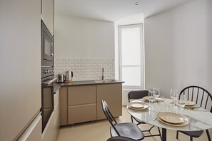 Cuisine équipée avec coin repas