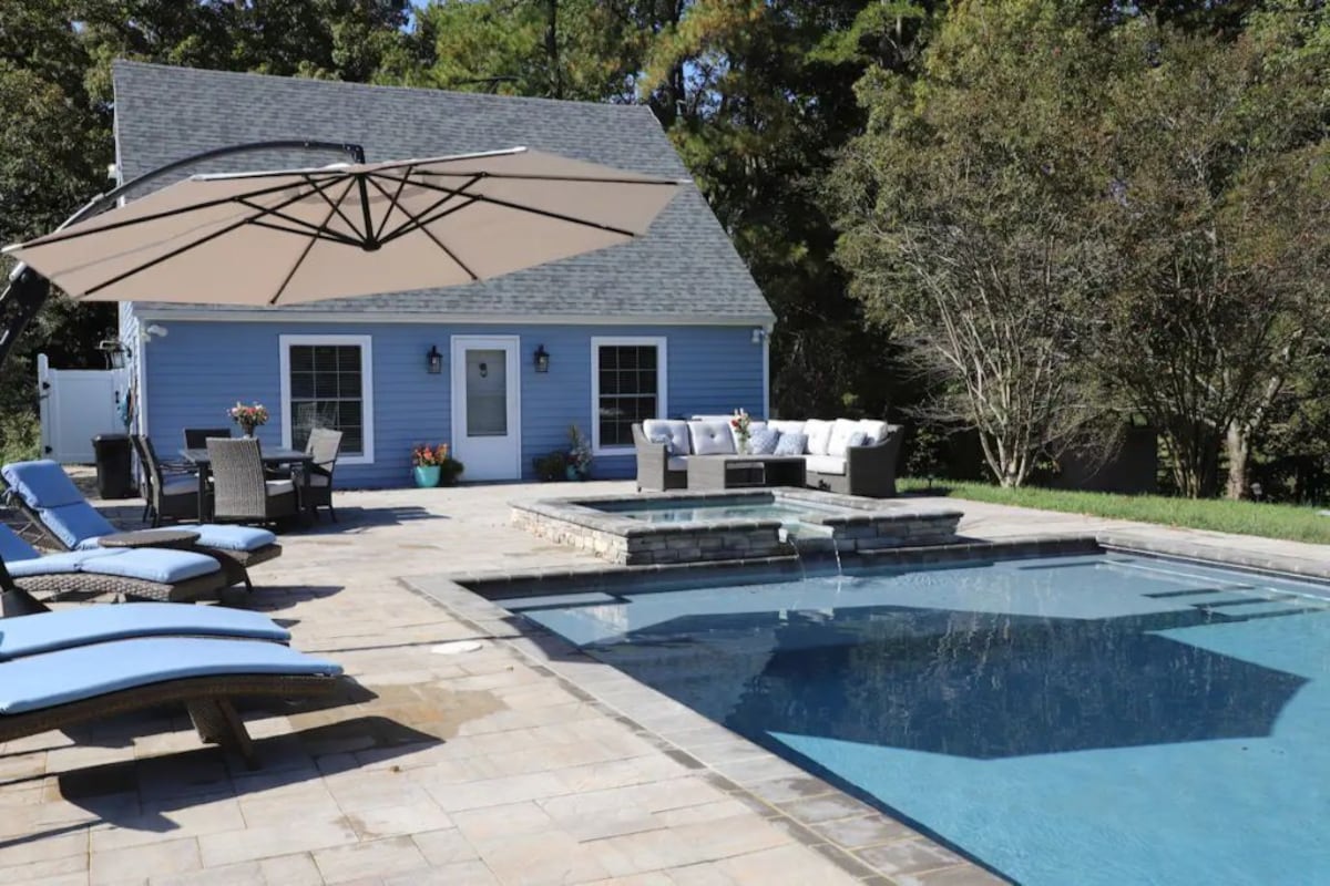 Beautiful Newly Renovated 2 BR cottage w/pool