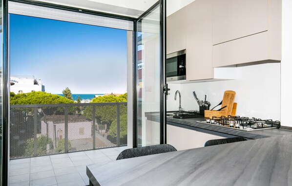 Cucina con vista mare