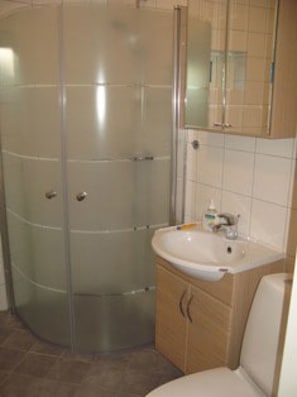 bathroom with shower, washing mashine and floor heating.