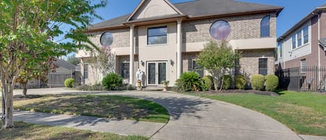 Houston Vacation Rental | 7BR | 5.5BA | 5,730 Sq Ft | 2 Steps to Enter