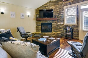 Living Room | Free WiFi | Smart TV | Fireplace | Queen Sleeper Sofa