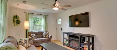 Burnside Vacation Rental | 4BR | 1BA | 2 Steps Required | 1,140 Sq Ft
