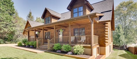 Horse Shoe Vacation Rental | 5BR | 3.5BA | Stairs Required | 2,900 Sq Ft