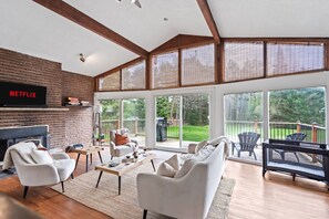 Spacious living room with fireplace, smart TV, games & crib!