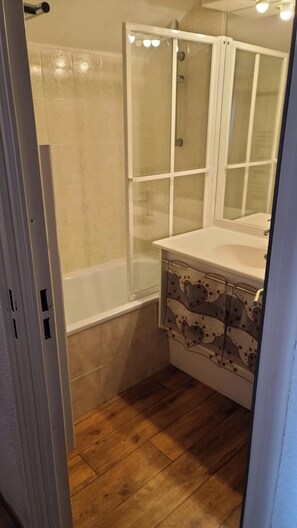 Bath tub