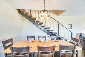 Dining Area | Kids' Supplies | Booster Seat | Kids' Dishware | Pack ‘n Play