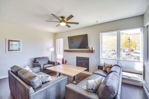 Living Room | Free WiFi | Smart TV | Gas Fireplace | Radiant Heating