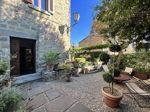 Building Exterior, Garden, Main Entrance