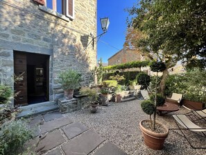 Plant, Building, Window, Flowerpot, Road Surface, Sky, Houseplant, Residential Area, Flooring, Real Estate