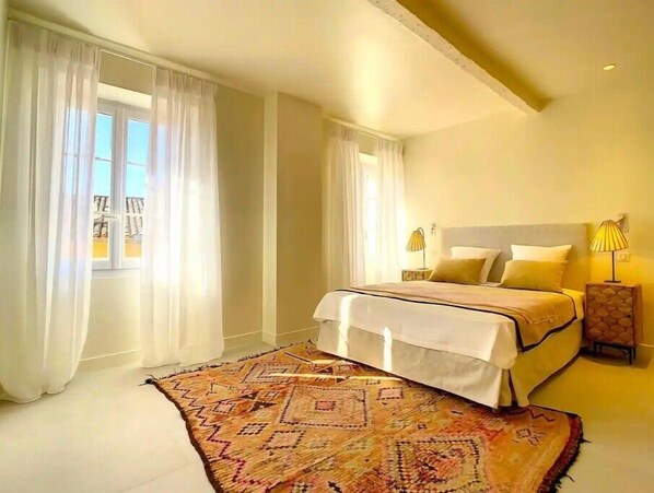 Beautiful, light master bedroom w. King sized bed (200x200cm) and ample closets