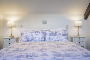 The Old Potting Shed, Kirkbymoorside: Master bedroom with 5' king size bed