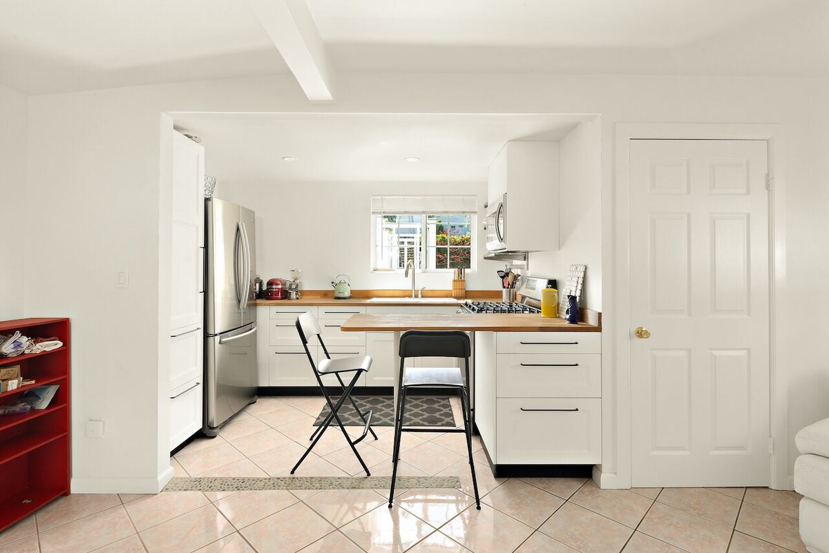 Spacious, Private Studio w/ Garden & Kitchen