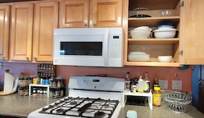 5 burner gas stove and oven with all the basic kitchen necessities