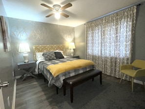 The Gold Room with Queen Bed