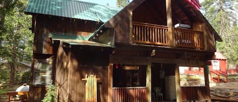 The front yard of the Knotty Cabin.