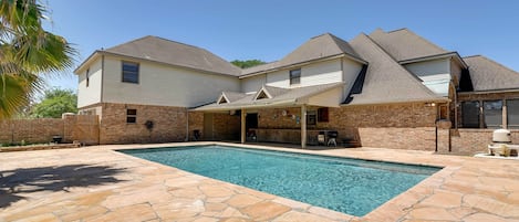 Texas City Vacation Rental | 4BR | 3.5BA | 4,900 Sq Ft | Stairs Required