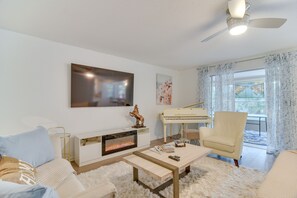 Living Room | Smart TV | Electric Fireplace | Piano | Free WiFi | Twin Daybed