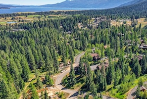You can see from the aerial views why we love the location of Alpine Escape! Surrounded by trees, secluded, walking distance to multiple hiking/biking trails, and about as close as you can get to ski in-ski out! And you’re just a short drive to the Village Plaza.