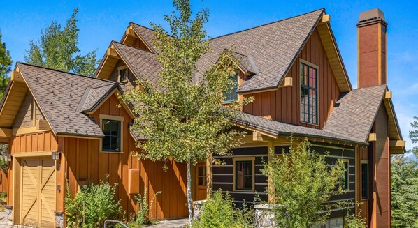 Alpine Escape is a gorgeous ski all-season mountain retreat beautifully situated between the mountains of Tamarack Resort and Lake Cascade