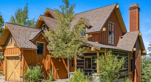 Alpine Escape is a gorgeous ski all-season mountain retreat beautifully situated between the mountains of Tamarack Resort and Lake Cascade