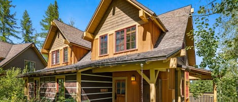 Buttercup Ridge is a true year-round mountain getaway, with plenty of outdoor space to enjoy nature
