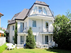 Himmel, Pflanze, Gebäude, Eigentum, Fenster, Haus, Grundstueck, Baum, Veranda, Gras