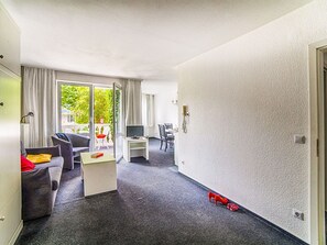 Property, Building, Houseplant, Hall, Chair, Architecture, Floor, Flooring, Living Room