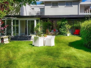 Plante, Propriété, Fenêtre, Bâtiment, Maison, Lot Terre, Chaise, Herbe, Arbre, Tableau De Plein Air