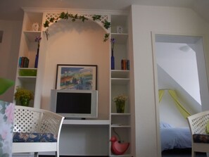 Meubles, Bâtiment, Design Intérieur, Ombre, Bois, Salon, Mur, Rayonnage, Peindre, Maison