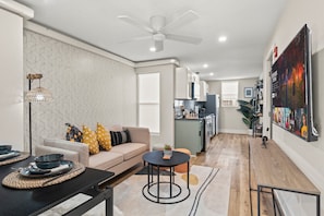 Enjoy the open layout that seamlessly connects the living room and kitchen, perfect for socializing. You will appreciate the modern kitchen equipped with all essentials and the cozy living space.