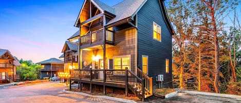 Welcome to The Remington, a cabin by Remington Retreats - a stunning cabin at a prime location: Being just a 5-minute drive from the Parkway, families can effortlessly enjoy the plethora of attractions, dining, and shopping experiences the area offers.