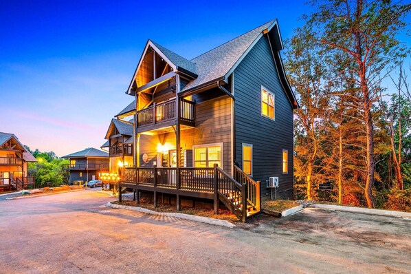 Welcome to The Remington, a cabin by Remington Retreats - a stunning cabin at a prime location: Being just a 5-minute drive from the Parkway, families can effortlessly enjoy the plethora of attractions, dining, and shopping experiences the area offers.